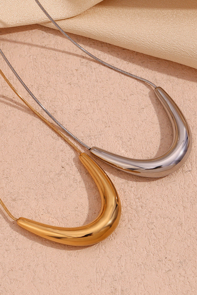 V-shaped pendant necklace