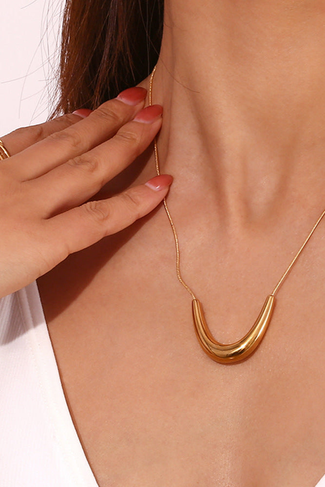 V-shaped pendant necklace