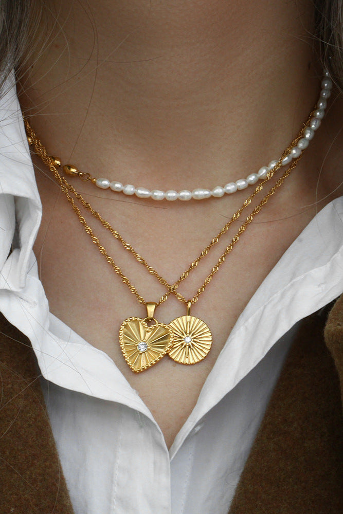 Leaf pattern heart pendant necklace