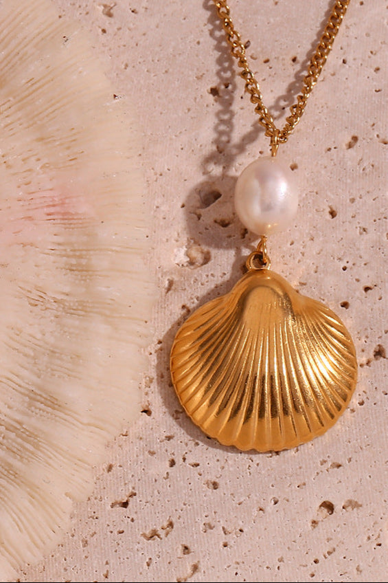 Pearl shell pendant necklace