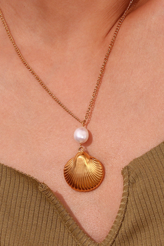 Pearl shell pendant necklace