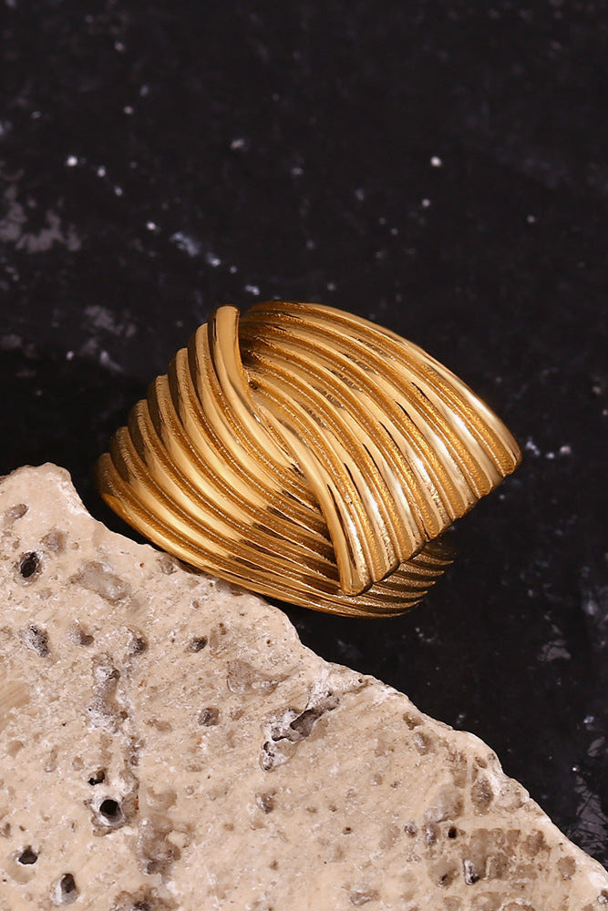 Scalloped Stripe Cross Ring