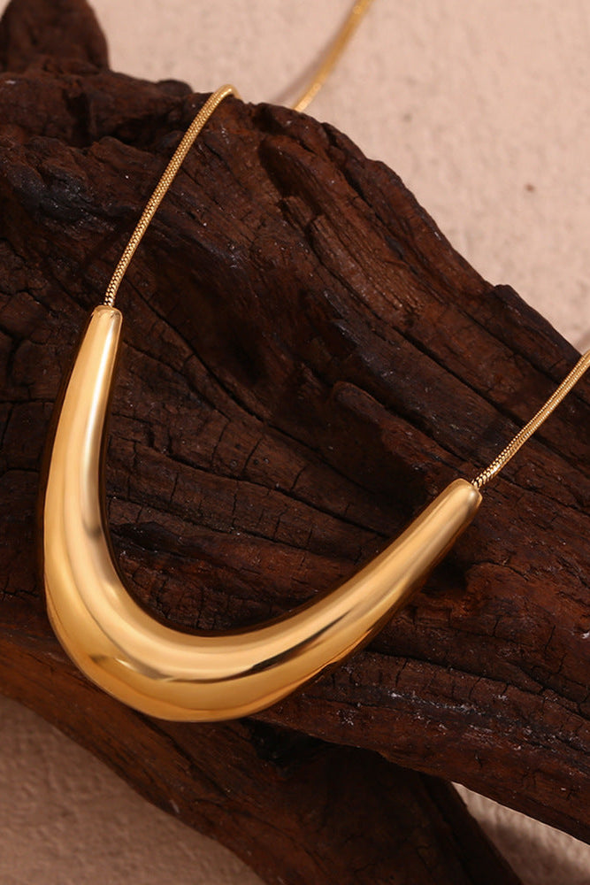 V-shaped pendant necklace