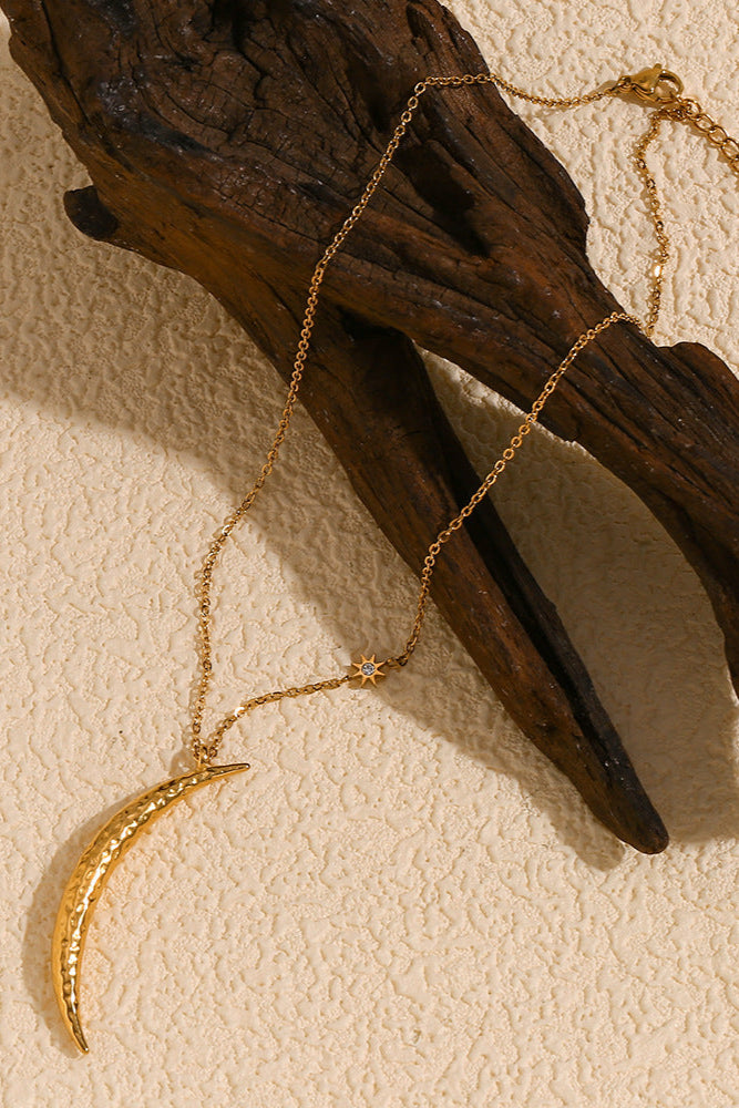 Hammered pattern moon pendant necklace