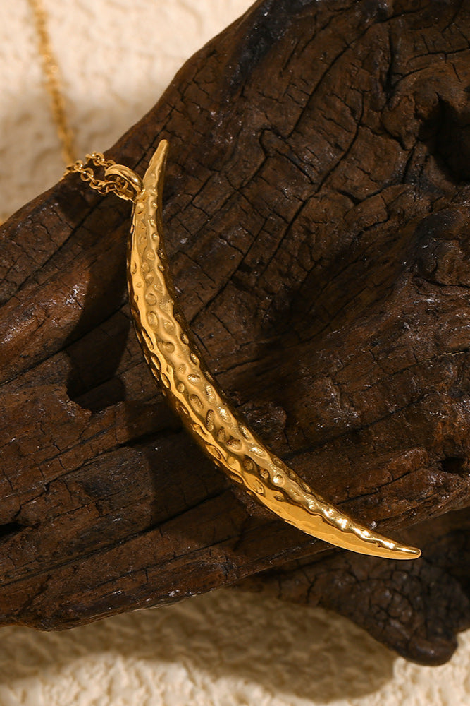 Hammered pattern moon pendant necklace