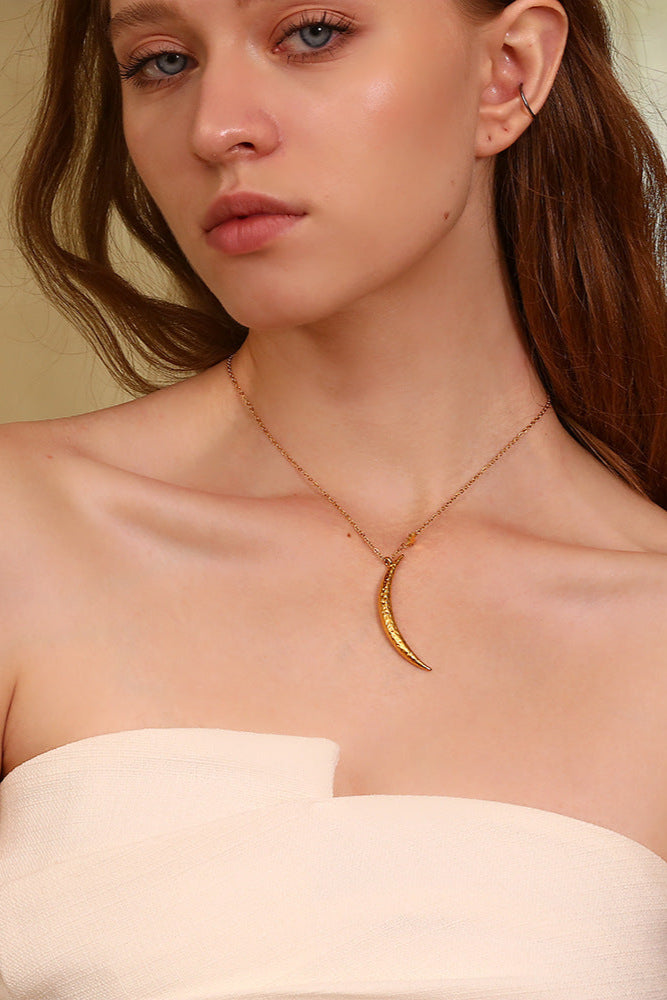 Hammered pattern moon pendant necklace